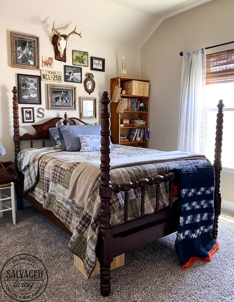 Grab ideas for a vintage hunting bedroom perfect for teen boys, you can get tons of ideas on how to decorate with taxidermy, deer heads and flags - for a room teen boys love. #teenroom #teenboydecor #huntingtheme