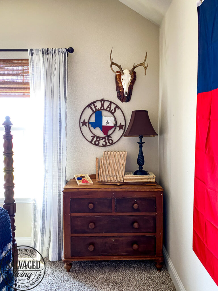 Grab ideas for a vintage hunting bedroom perfect for teen boys, you can get tons of ideas on how to decorate with taxidermy, deer heads and flags - for a room teen boys love. #teenroom #teenboydecor #huntingtheme