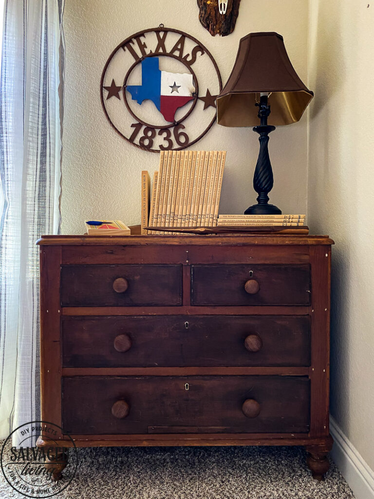Grab ideas for a vintage hunting bedroom perfect for teen boys, you can get tons of ideas on how to decorate with taxidermy, deer heads and flags - for a room teen boys love. #teenroom #teenboydecor #huntingtheme