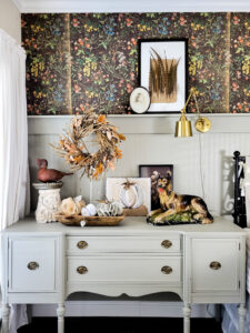 Add some fall to the bedroom with these stunning fall vignette decorating tips and ideas. Add rustic, vintage and DIY for a mix of fall touches! #falldecor #vintagefall #rusticfall #decoratingtips