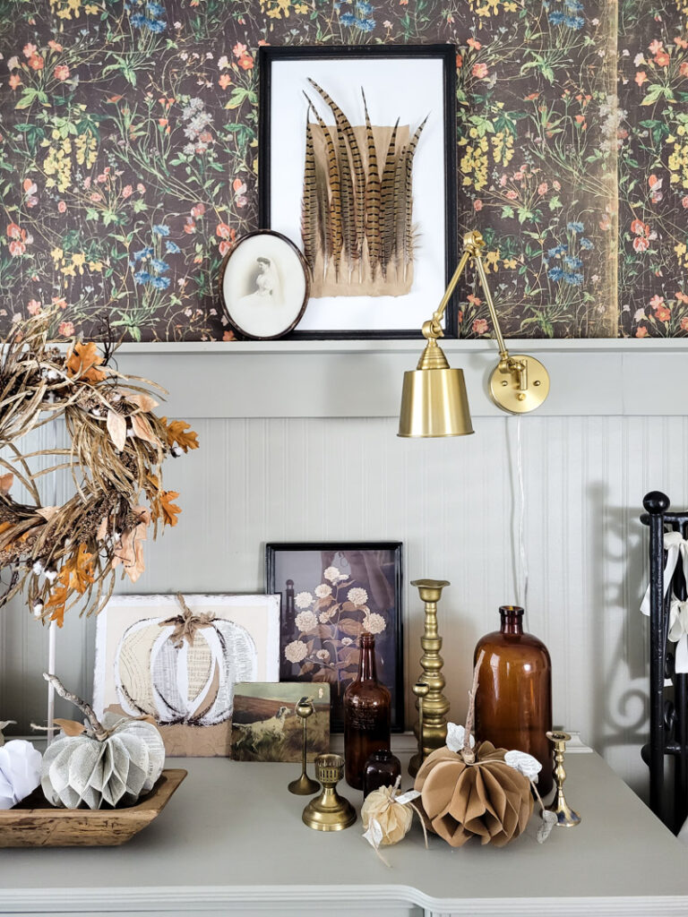 Add some fall to the bedroom with these stunning fall vignette decorating tips and ideas. Add rustic, vintage and DIY for a mix of fall touches! #falldecor #vintagefall #rusticfall #decoratingtips 