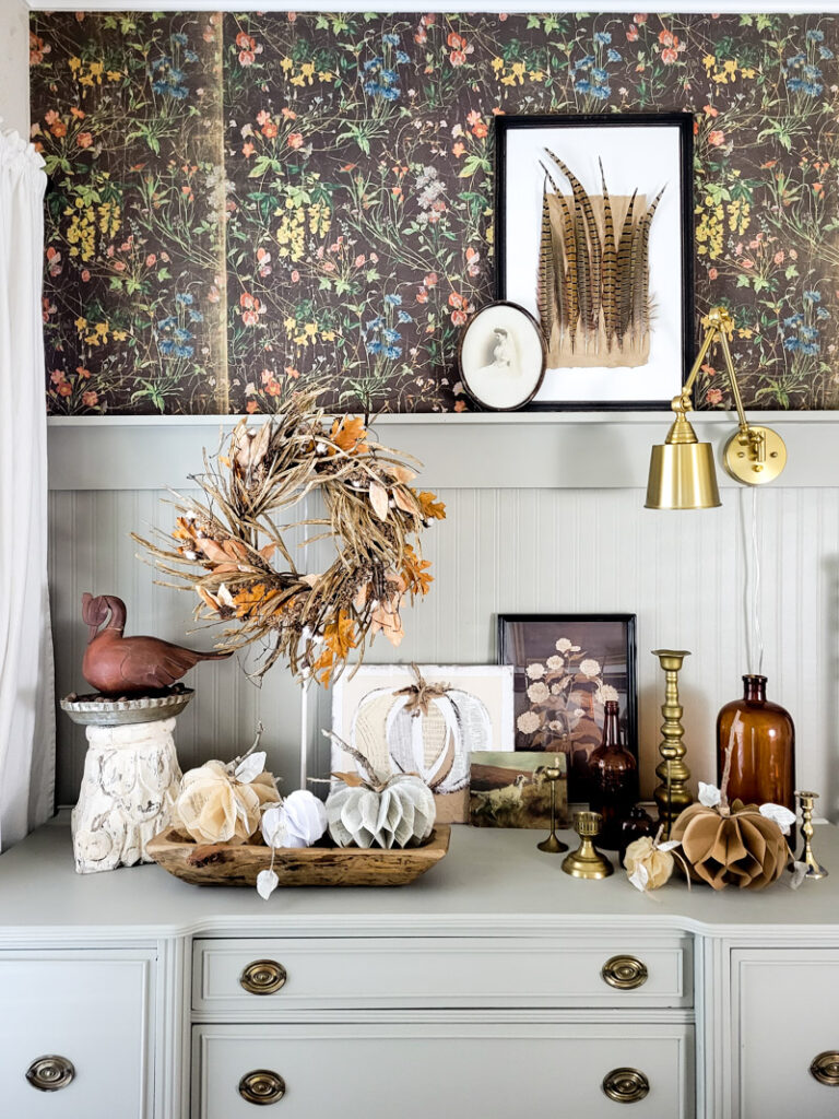 Add some fall to the bedroom with these stunning fall vignette decorating tips and ideas. Add rustic, vintage and DIY for a mix of fall touches! #falldecor #vintagefall #rusticfall #decoratingtips 