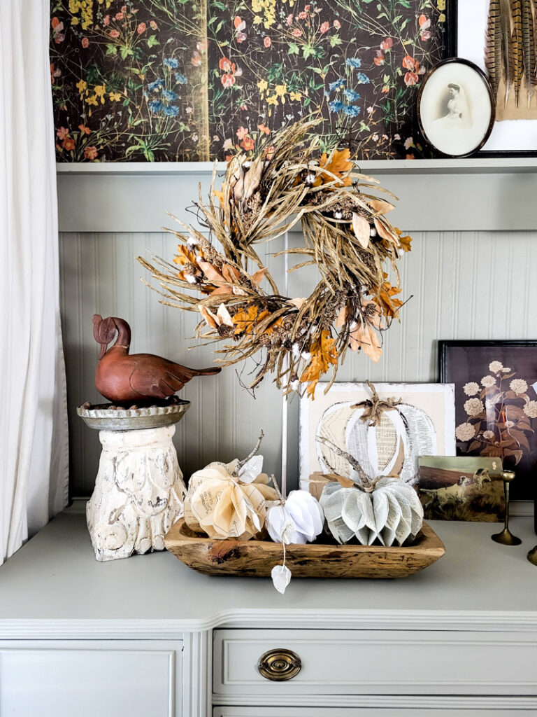 Add some fall to the bedroom with these stunning fall vignette decorating tips and ideas. Add rustic, vintage and DIY for a mix of fall touches! #falldecor #vintagefall #rusticfall #decoratingtips 