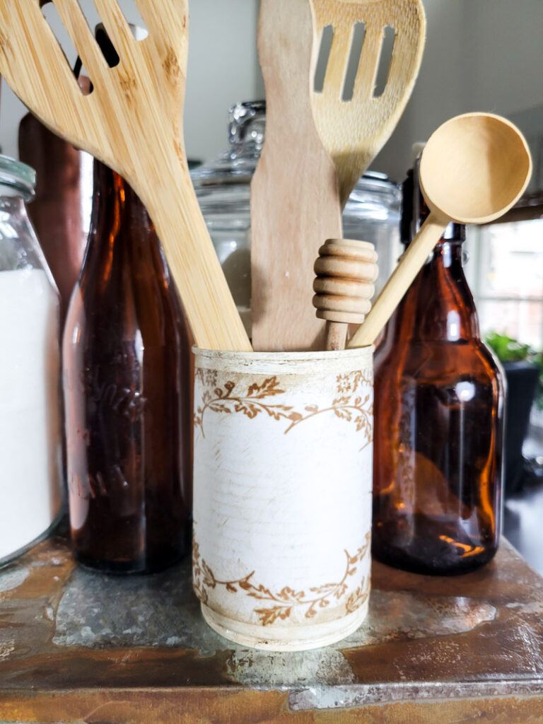 Using this printable transferware label, you can transform an old soup or vegetable can into a beautiful crock! #browntransferware #printablediy #diycrock #injustminutes