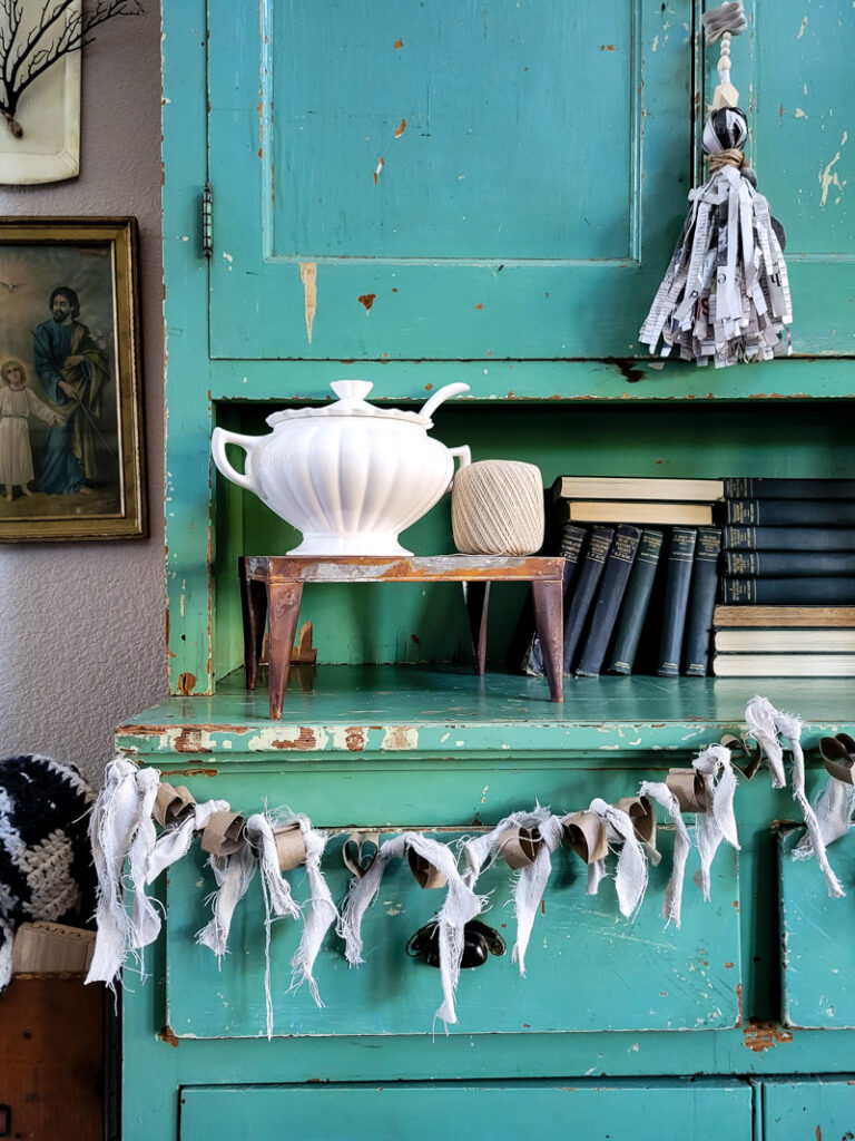 Instead of throwing away your old toilet paper and paper towel rolls, we can turn them into a beautiful farmhouse garland you will use for years to come! #farmhouse #papertoweltube #garland