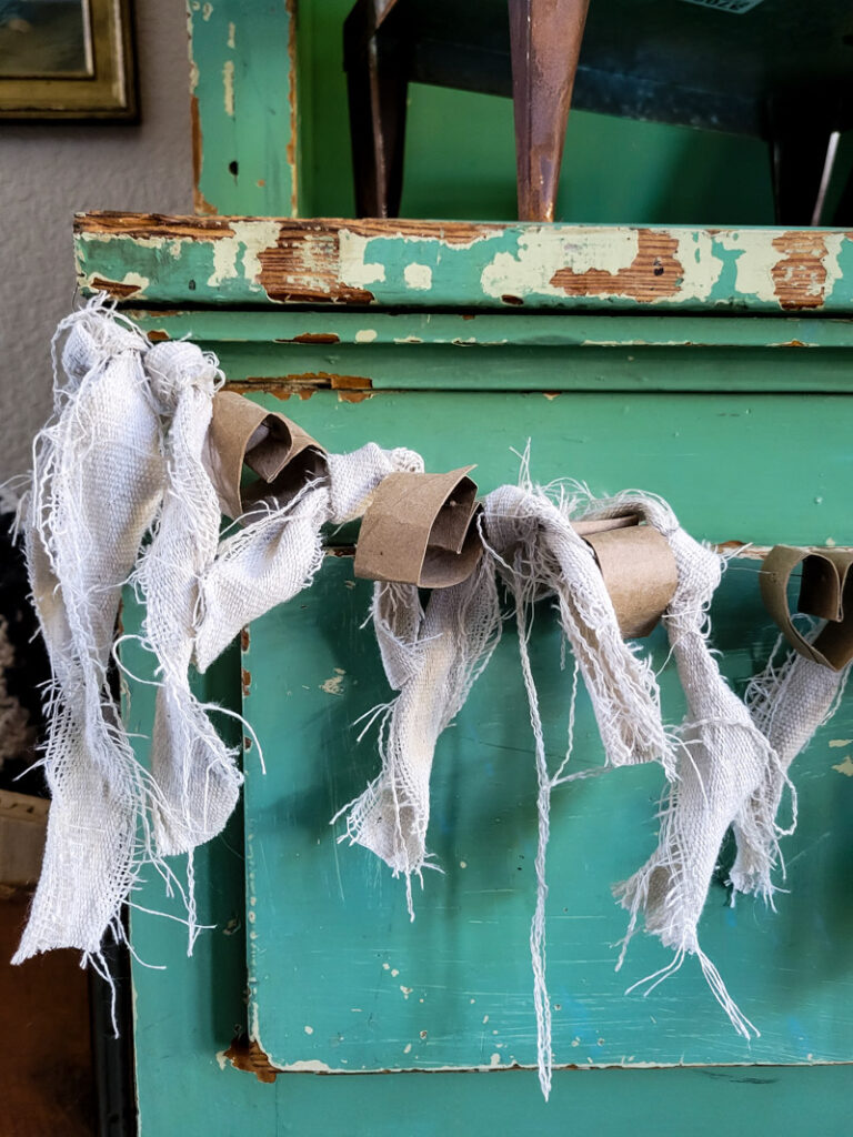 Instead of throwing away your old toilet paper and paper towel rolls, we can turn them into a beautiful farmhouse garland you will use for years to come! #farmhouse #papertoweltube #garland