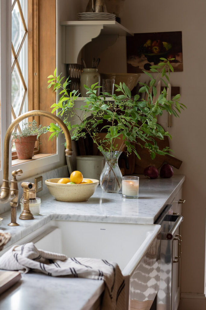 Met Deb Foglia as we tour her European Farmhouse style home, full of vintage treasures and endless charm. Her New Jersey home has decorating inspiration to spare. 