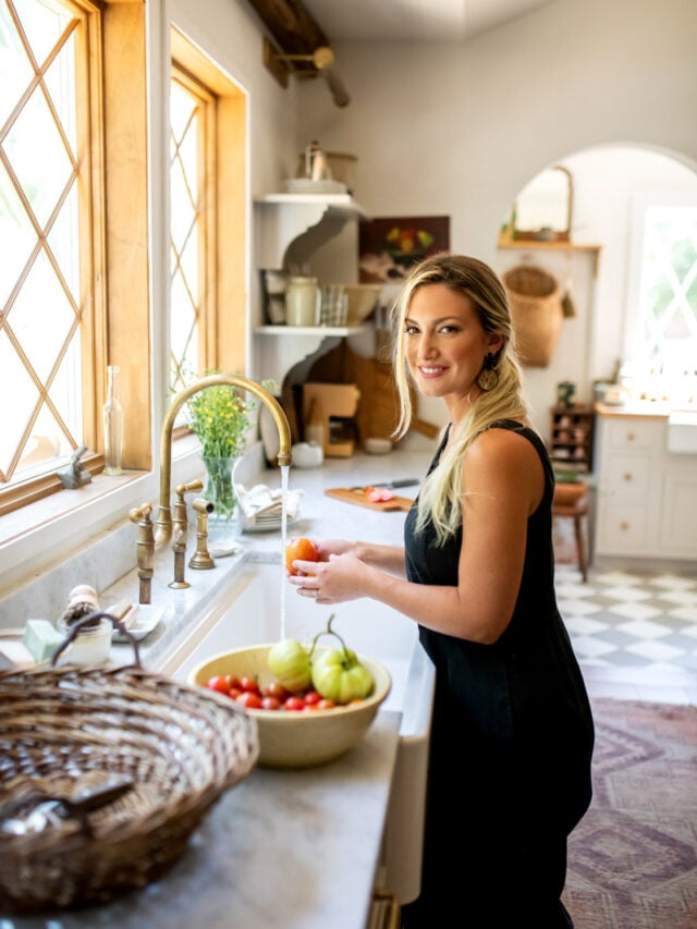 Met Deb Foglia as we tour her European Farmhouse style home, full of vintage treasures and endless charm. Her New Jersey home has decorating inspiration to spare.