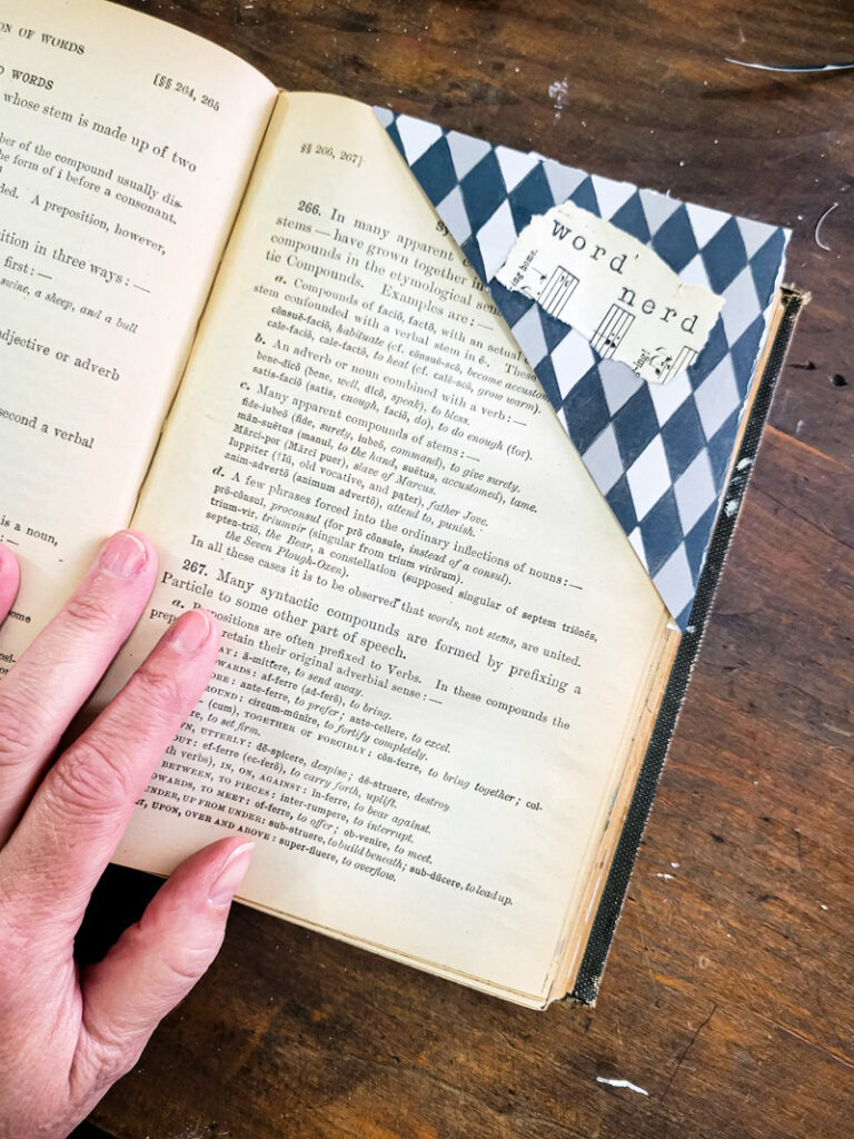 How to make a corner bookmark, the perfect bookmark to save your book and reading spot, fabulous gift for book lovers, sunday school, church groups, kids and stocking stuffers. Easy to make paper craft you can create these DIY bookmarks with cardboard, paper, felt, fabric and tons of other mixed media options! #booknerd #papercraft #bookproject