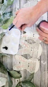 Check out how easy it is to make this stunningly sweet decor for Easter... from only paper!!!! #papercraft #paperdiy #garland #bunnies