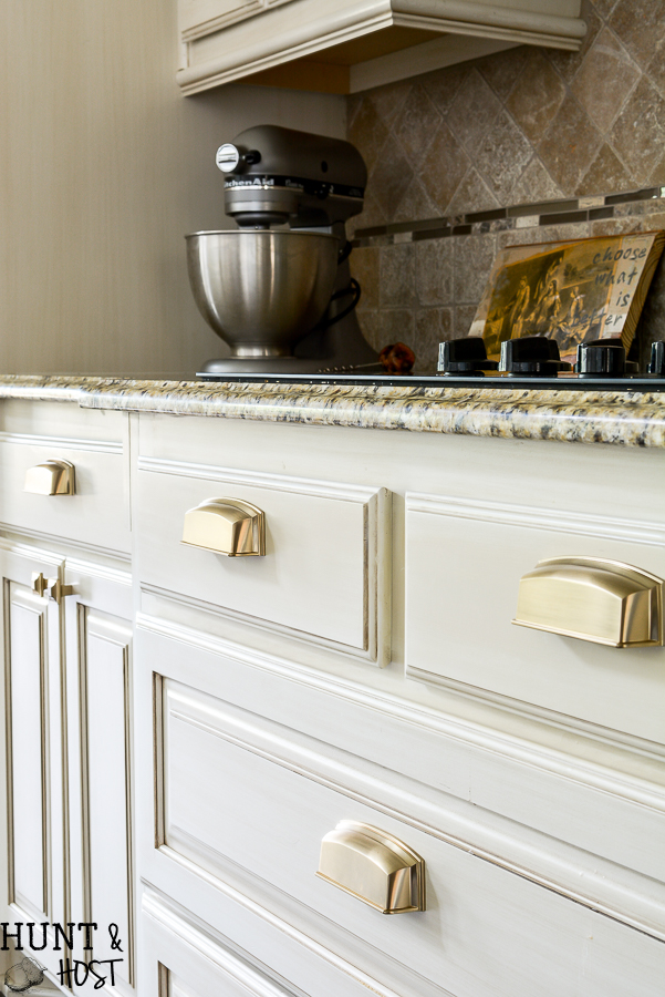 It's easier than you think to install cabinet hardware-- especially when you have the inside scoop. I did the groundwork for you and got 5 tips to install cabinet hardware, from a professional. Check it out right here. #hardwareinstallation #cabinethardware