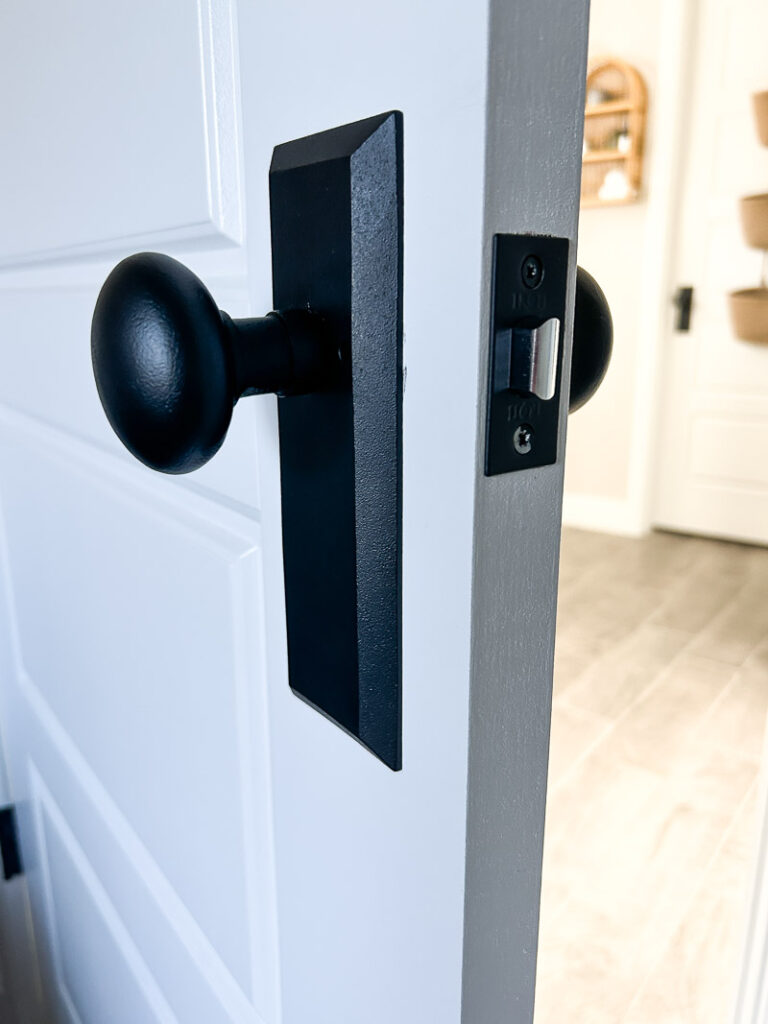 Here's how to replace your door hardware like a Pro, and upgrade your space in a big way (it only takes a few minutes)!! #doorhardware #easyhomeupdate #doorknob #agelessiron