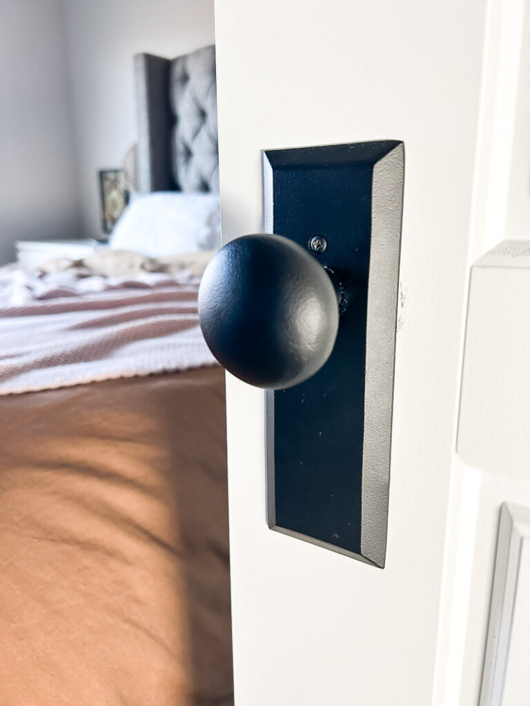 Here's how to replace your door hardware like a Pro, and upgrade your space in a big way (it only takes a few minutes)!! #doorhardware #easyhomeupdate #doorknob #agelessiron