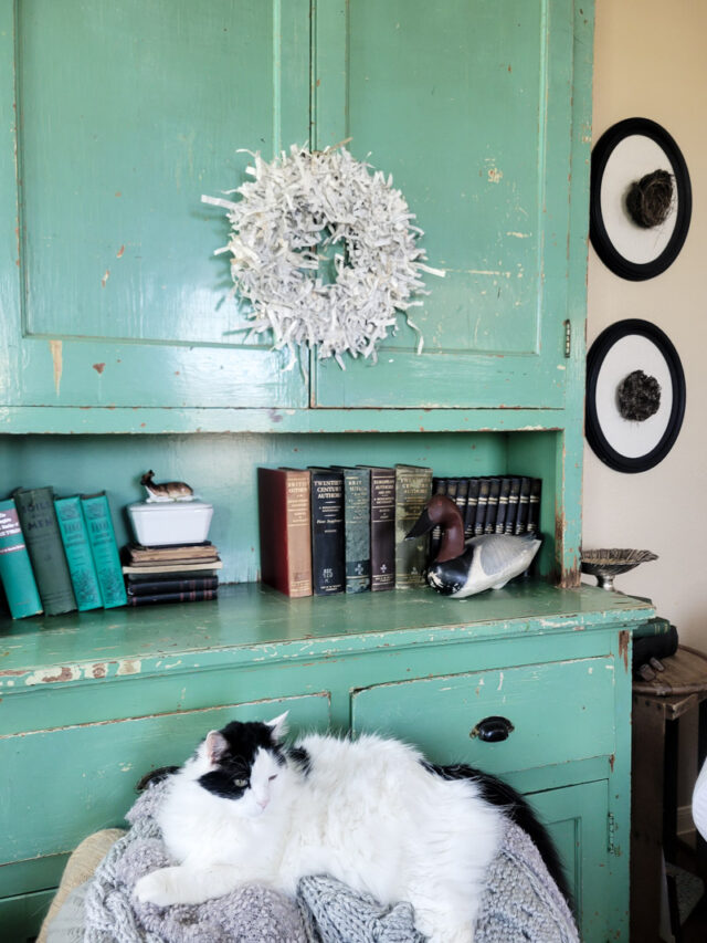 This is the easiest paper craft! Make a precious shredded paper wreath from paper and cardboard. Add a vintage feel to your home on a super tight budget. This decor project literally cost close to nothing! #DIYwreath #cardboardwreath #paperwreath