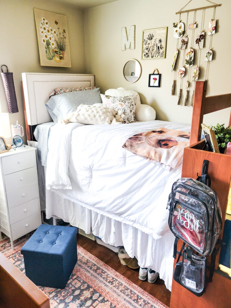 how to create dried flower wall art for budget-friendly decor that is feminine and sweet. This cozy vintage dorm room is a beautiful home away from home. Dried grocery store flowers came in handy to create this boho chic room decor! #dormdecor #driedflowers #DIYwallart