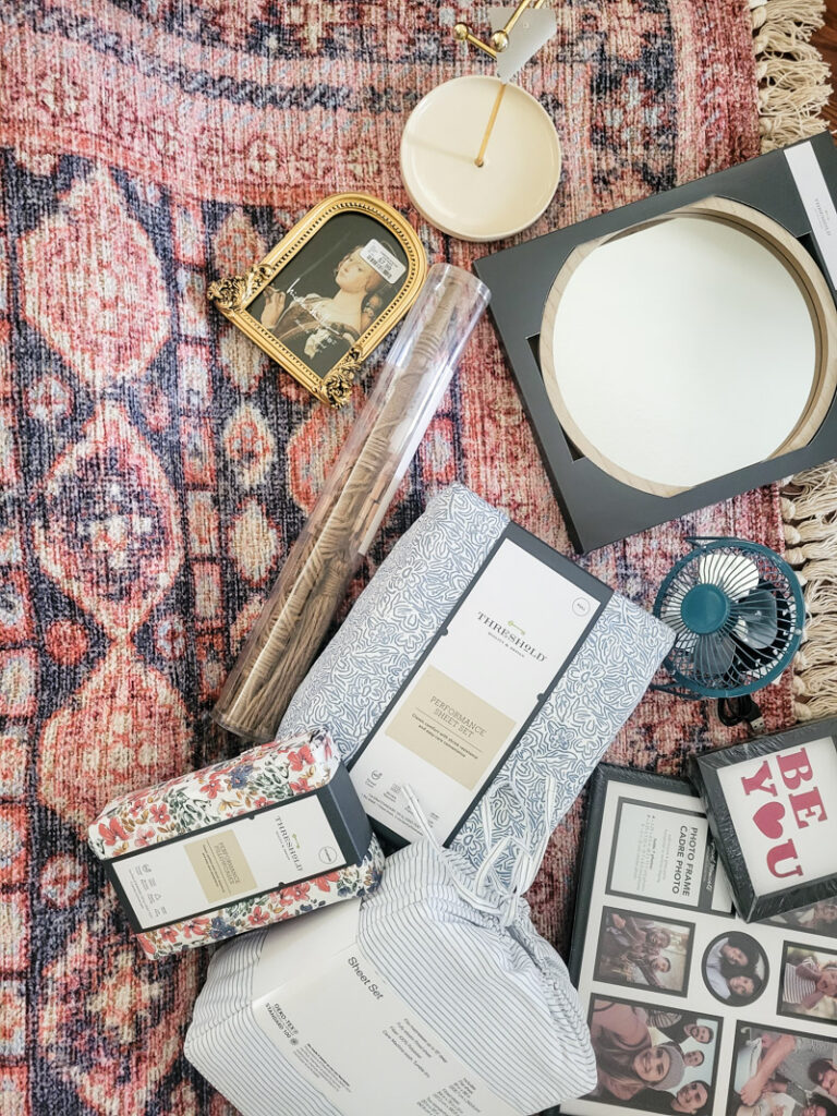 how to create dried flower wall art for budget-friendly decor that is feminine and sweet. This cozy vintage dorm room is a beautiful home away from home. Dried grocery store flowers came in handy to create this boho chic room decor! #dormdecor #driedflowers #DIYwallart