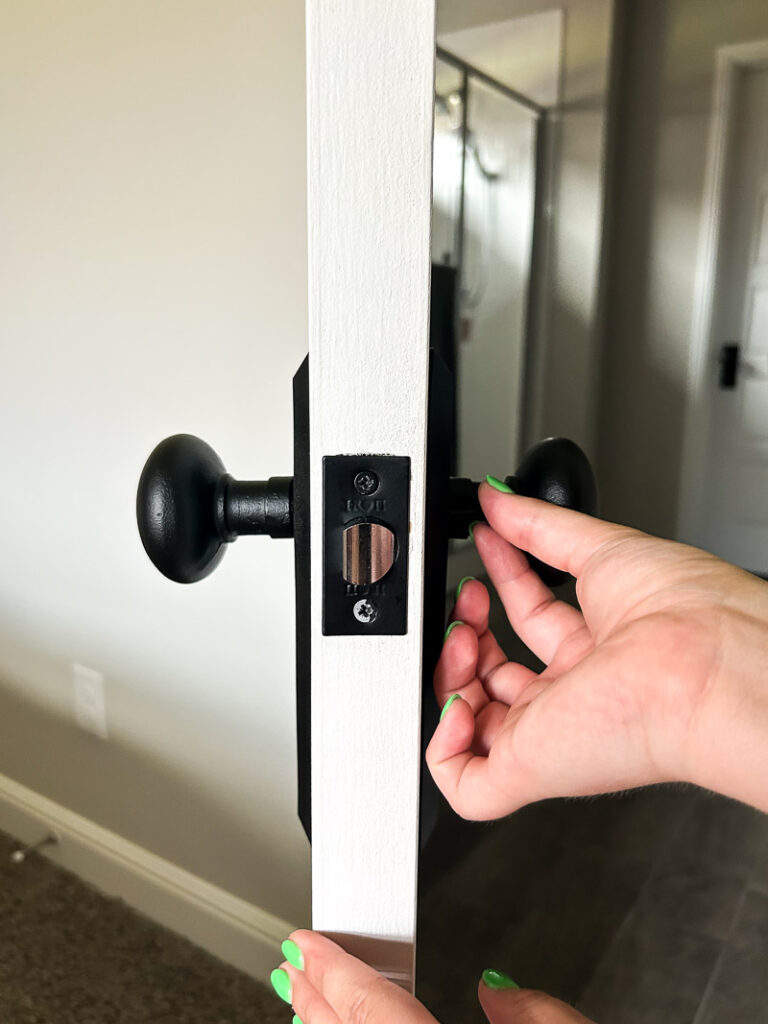 Here's how to replace your door hardware like a Pro, and upgrade your space in a big way (it only takes a few minutes)!! #doorhardware #easyhomeupdate #doorknob #agelessiron