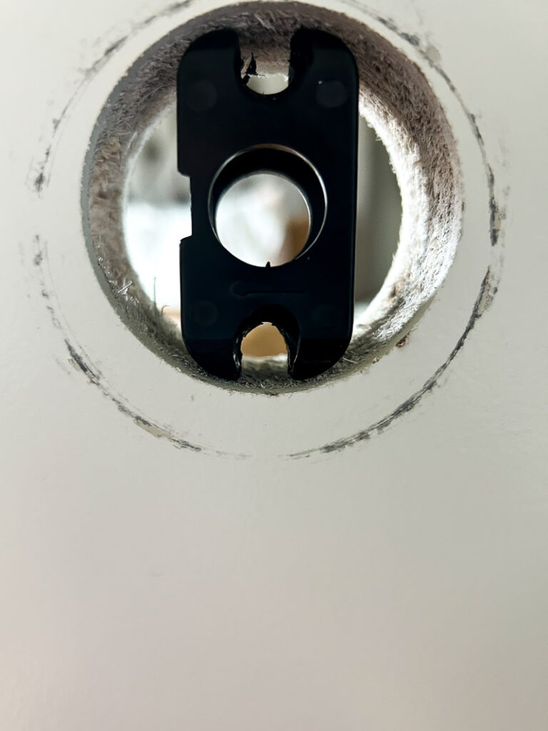 Here's how to replace your door hardware like a Pro, and upgrade your space in a big way (it only takes a few minutes)!! #doorhardware #easyhomeupdate #doorknob #agelessiron