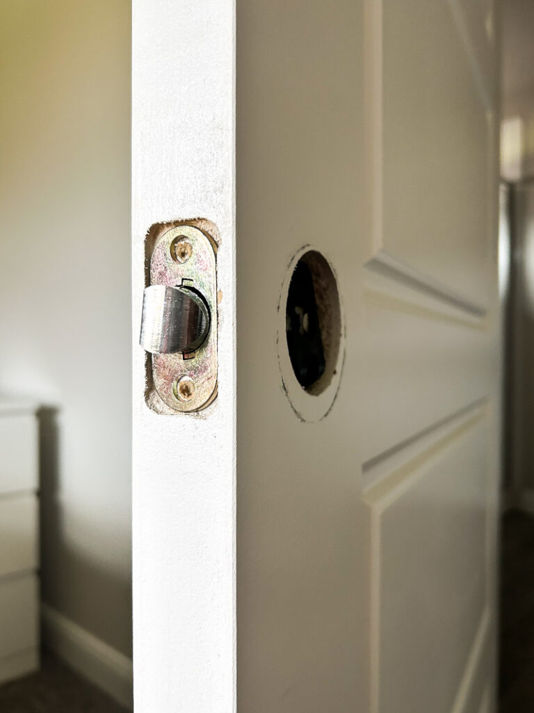 Here's how to replace your door hardware like a Pro, and upgrade your space in a big way (it only takes a few minutes)!! #doorhardware #easyhomeupdate #doorknob #agelessiron