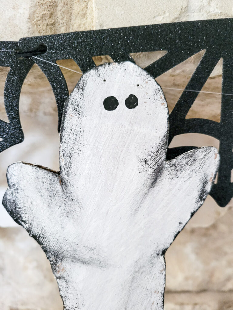 Cheap Halloween decor idea! Grab this free pattern! Free ghost pattern for DIY cardboard ghosts, perfect for your Halloween mantle or Halloween tablescape. Make sweet Halloween ghosts or scary Halloween ghouls with this budget friendly Halloween craft! #cardboardcraft #cheapHalloween #Halloweengarland #freeHalloweendecor