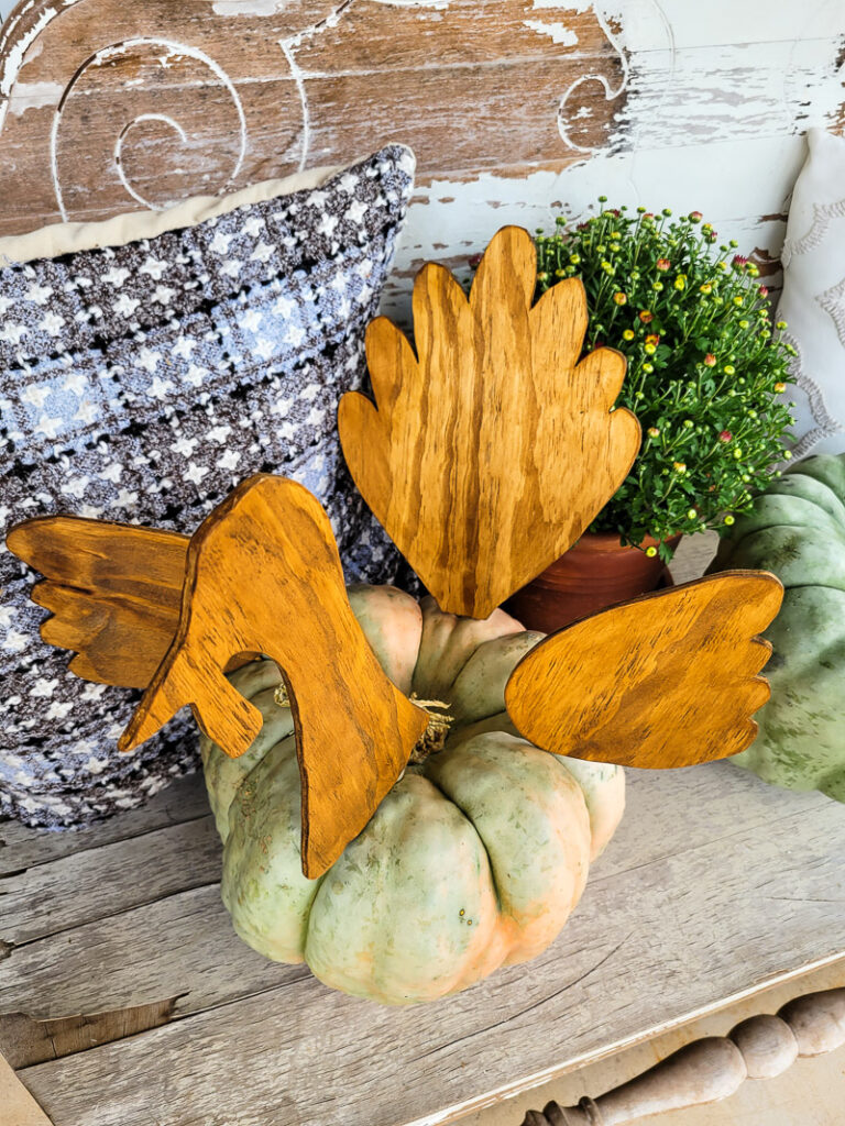 DIY Wood Turkey to add to your fall decor lineup. Add this precious cut-out turkey to a fall plant or pumpkin to make the cutest turkey decor in town. Who knew you could have a turkey mum or a pumpkin turkey in no time!? Plus see the best way to stain your wood crafts with this handy product I found. Honestly, a no-mess wood stain is here and you are gonna love using it on all your stained wood craft projects! #nomessstain #fallDIY #scrollsawproject #turkeydecoridea