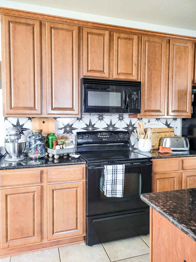 Should you install peel and stick backsplash: yes or no? I'm going to give you the ins and outs right here, check it out! #peelandstickbacksplash #peelandstick #backsplash #kitchendiy