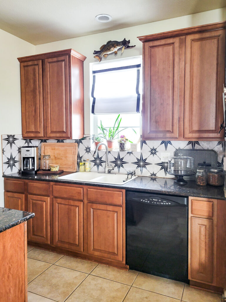 Should you install peel and stick backsplash: yes or no? I'm going to give you the ins and outs right here, check it out! #peelandstickbacksplash #peelandstick #backsplash #kitchendiy