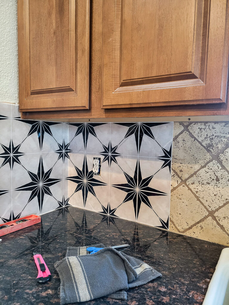 Should you install peel and stick backsplash: yes or no? I'm going to give you the ins and outs right here, check it out! #peelandstickbacksplash #peelandstick #backsplash #kitchendiy