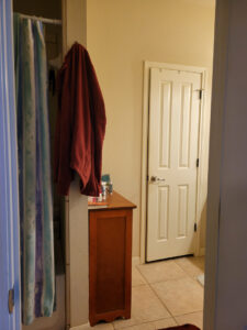 If you are looking for some budget bathroom makeover ideas you can finish in a day, these easy ideas are for you. Use what you have and give your bathroom a facelift with a small budget.One of the easiest bathroom updates is to paint light fixtures, it's such a cheap bathroom update anyone can do. #paintedlightfixture #spraypaintmakeover #budgetlighting