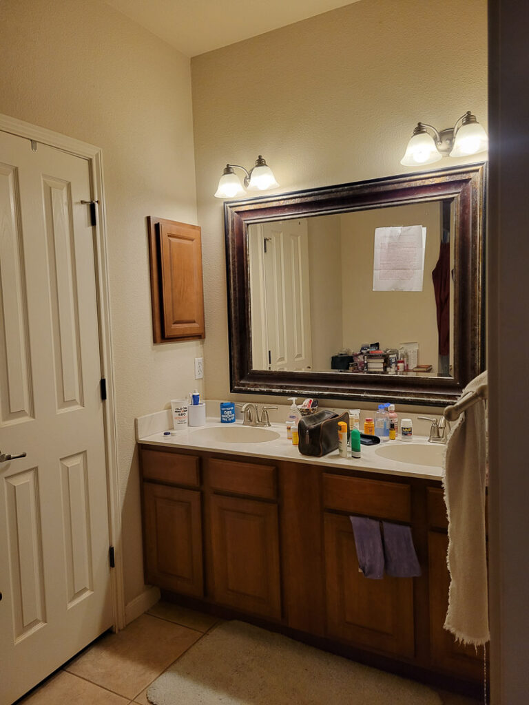If you are looking for some budget bathroom makeover ideas you can finish in a day, these easy ideas are for you. Use what you have and give your bathroom a facelift with a small budget. These are seriously simple ideas that have a big impact in a small space, all bathroom makeovers should be this easy! Check out the before and after bath room makeover pictures, brown cabinets, cream countertops and drab walls get a fresh feel! #budgetreno #cheapbathroomideas #budgetfriendlybathroomdecor