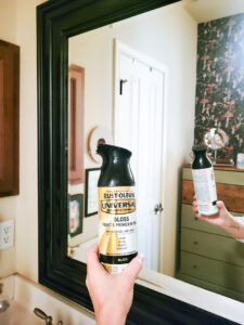 If you are looking for some budget bathroom makeover ideas you can finish in a day, these easy ideas are for you. Use what you have and give your bathroom a facelift with a small budget. These are seriously simple ideas that have a big impact in a small space, all bathroom makeovers should be this easy! Check out the before and after bath room makeover pictures, brown cabinets, cream countertops and drab walls get a fresh feel! #budgetreno #cheapbathroomideas #budgetfriendlybathroomdecor