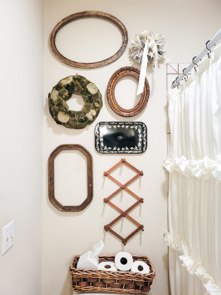 If you are looking for some budget bathroom makeover ideas you can finish in a day, these easy ideas are for you. Use what you have and give your bathroom a facelift with a small budget. These are seriously simple ideas that have a big impact in a small space, all bathroom makeovers should be this easy! Check out the before and after bath room makeover pictures, brown cabinets, cream countertops and drab walls get a fresh feel! #budgetreno #cheapbathroomideas #budgetfriendlybathroomdecor