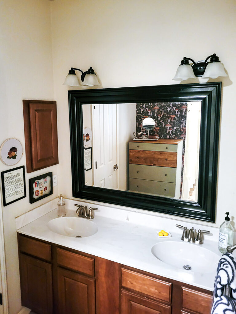If you are looking for some budget bathroom makeover ideas you can finish in a day, these easy ideas are for you. Use what you have and give your bathroom a facelift with a small budget. These are seriously simple ideas that have a big impact in a small space, all bathroom makeovers should be this easy! Check out the before and after bath room makeover pictures, brown cabinets, cream countertops and drab walls get a fresh feel! #budgetreno #cheapbathroomideas #budgetfriendlybathroomdecor