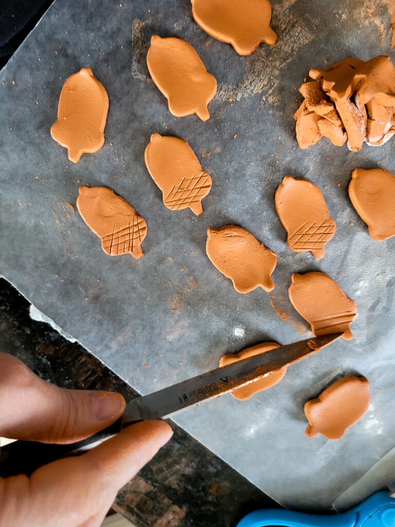 The budget-friendly, easy way to create DIY terracotta decor for Fall. Great to do with kids, and no baking required!! #terracotta #falldiy #falldecor #bowlfiller