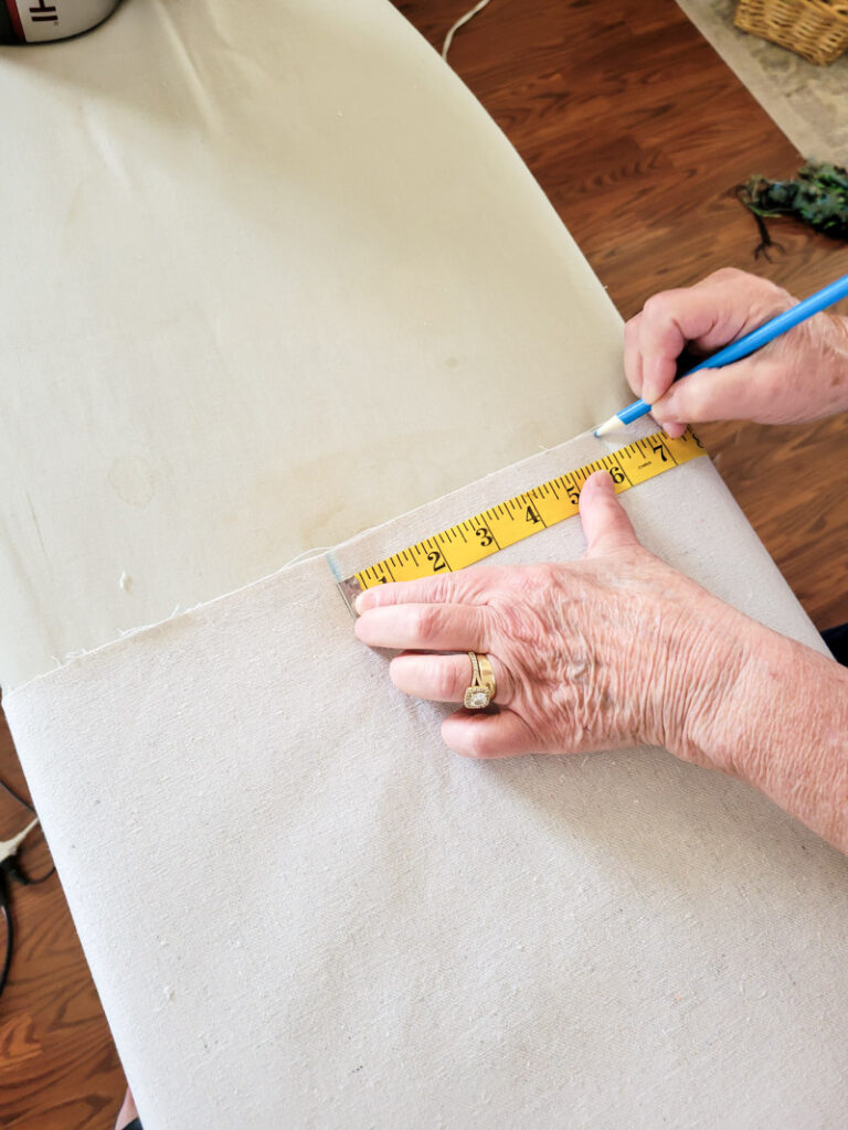 how to make DIY no-sew curtains for a farmhouse feel. This easy no sew curtain idea is perfect for decorating beginners and budget decorating enthusiasts! Drop cloth curtains are cheap and the perfect neutral curtain to accent a room. You can sew up this curtain tutorial but a little fabric glue will do the trick. If you are looking for the perfect white curtains or neutral curtain decor, this is the window valance idea for you! #DIYcurtain #budgetcurtain #nowsewwindowtreatment #nosewcurtain