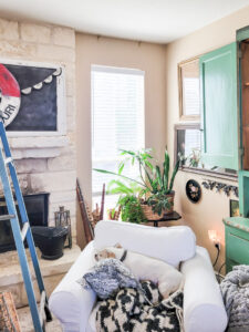 how to make DIY no-sew curtains for a farmhouse feel. This easy no sew curtain idea is perfect for decorating beginners and budget decorating enthusiasts! Drop cloth curtains are cheap and the perfect neutral curtain to accent a room. You can sew up this curtain tutorial but a little fabric glue will do the trick. If you are looking for the perfect white curtains or neutral curtain decor, this is the window valance idea for you! #DIYcurtain #budgetcurtain #nowsewwindowtreatment #nosewcurtain