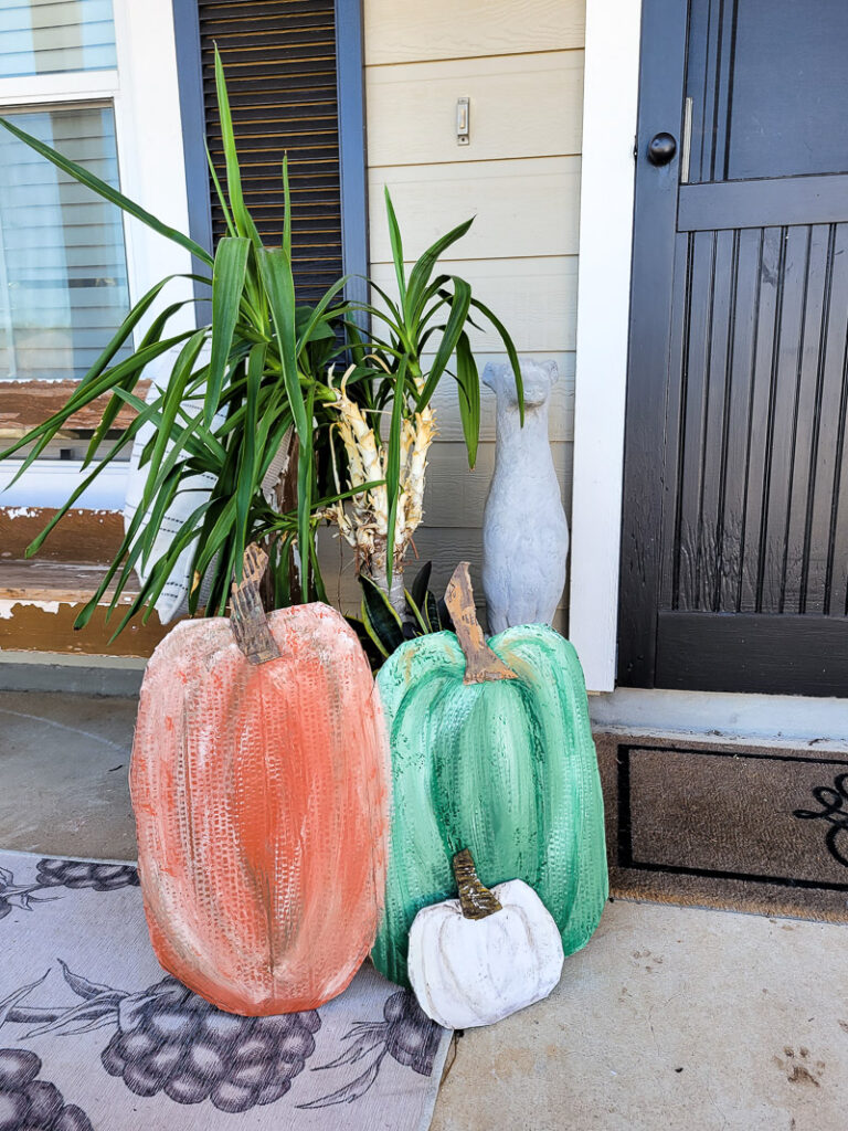 Skip the expensive store-bought heirloom pumpkins this year, let me show you how to make this easy DIY heirloom pumpkin decor! #diyheirloompumpkin #diyfalldecor #fallporch