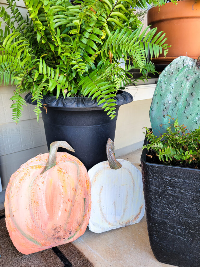 Skip the expensive store-bought heirloom pumpkins this year, let me show you how to make this easy DIY heirloom pumpkin decor! #diyheirloompumpkin #diyfalldecor #fallporch