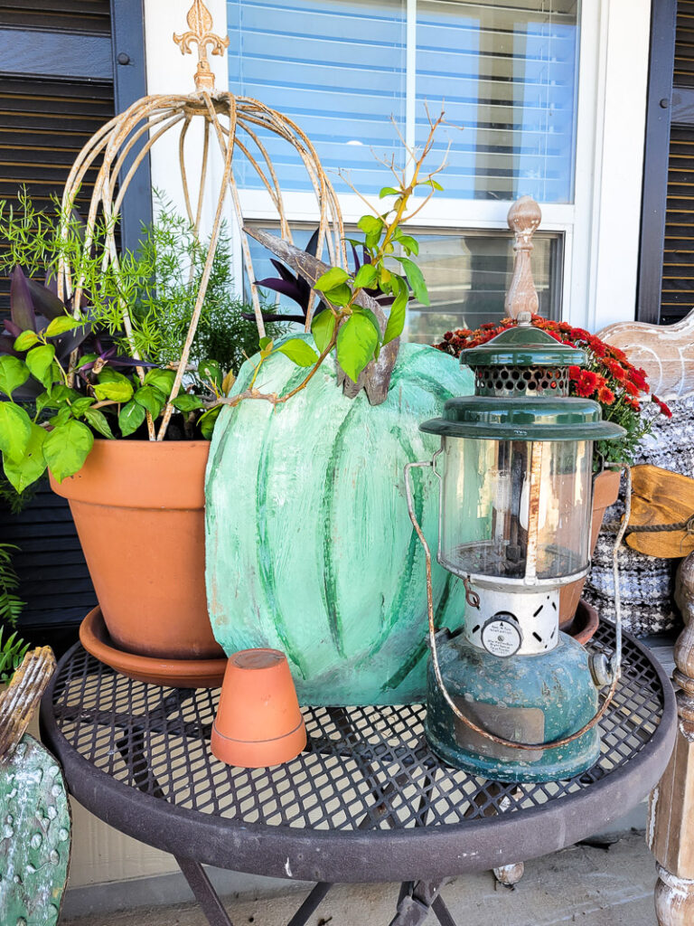 Skip the expensive store-bought heirloom pumpkins this year, let me show you how to make this easy DIY heirloom pumpkin decor! #diyheirloompumpkin #diyfalldecor #fallporch