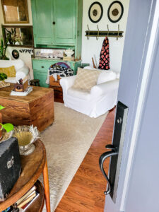 Interior door makeovers to give your home a fresh look. Check out all these great interior door update ideas you can do in a day. Adding new hardware to replace your old knobs is number one on the home update list. #agelessironhardware #doormakeover $homeupdate #onedayproject #interiordoorideas