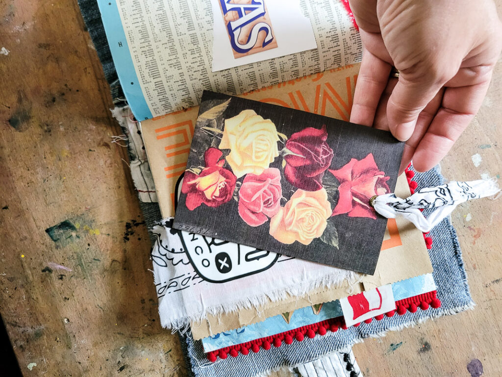 Grab some inspiration for your DIY junk journal of Texas. This is a great gift idea for someone missing their home state, a travel journal or just a vacation scrapbook! #journaling ideas #vacationscrapbook #DIYtraveljournal