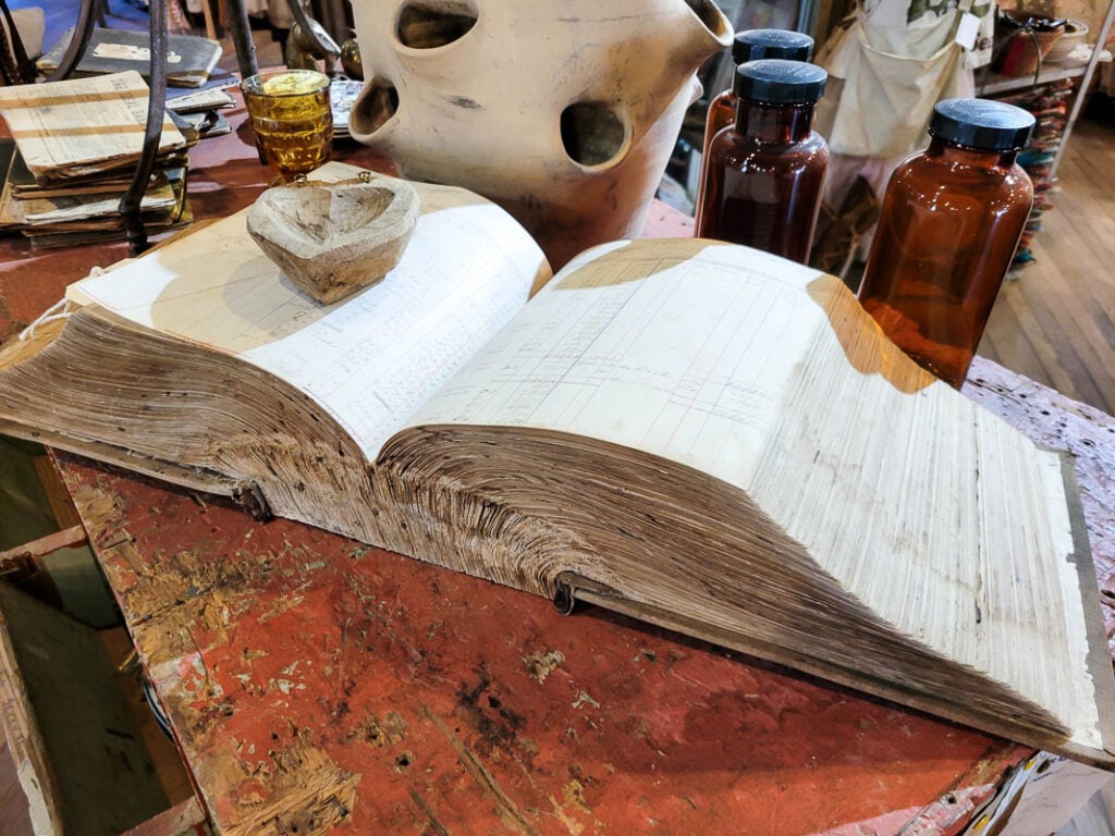 If you love vintage treasure hunting, Round Top, Texas, is the ultimate destination. After 20 years of visiting, I’m sharing what’s changed, what’s trending, and what still makes it magical. From quilt jackets to vintage Christmas and brown bottles galore—get ready for real talk and inspiration from the fields of Round Top.