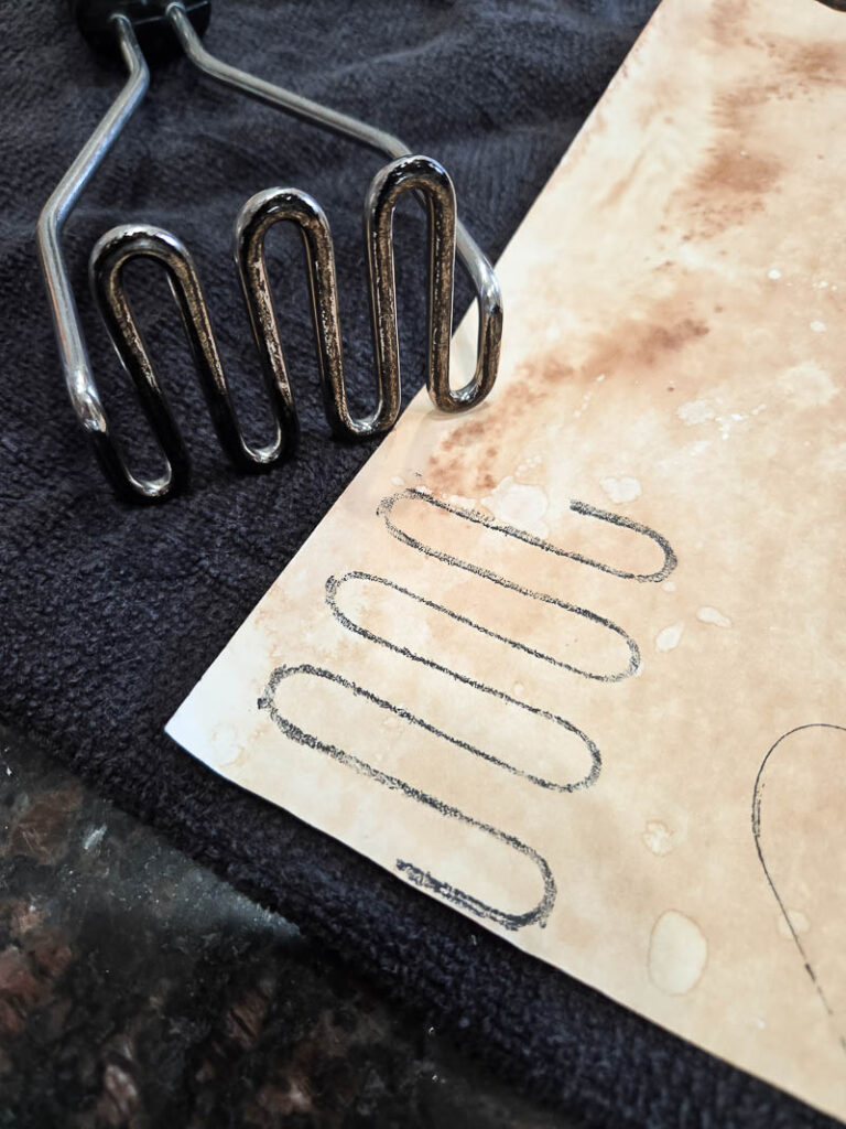 A printable list of Everyday items you can use as stamps in your mixed media art, this list of ideas is fun and budget friendly! #stampideas #cheapstamps